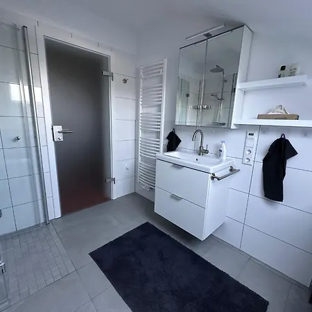 Shared Holiday In Two Separate Flats Апартаменты *