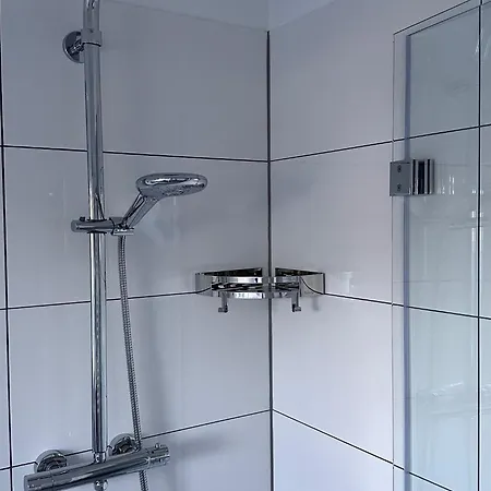 Shared Holiday In Two Separate Flats Апартаменты *