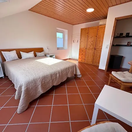 Shared Holiday In Two Separate Flats Апартаменты *